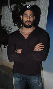 Girls are going gaga over Sidharth Malhotra’s rugged look!